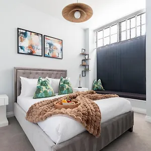 Elliot Oliver - Stylish 2 Bedroom Town Centre Apartment